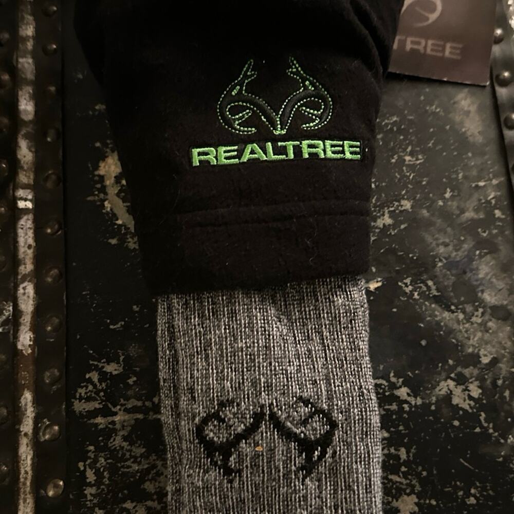 NEW Realtree Beanie and Socks Set